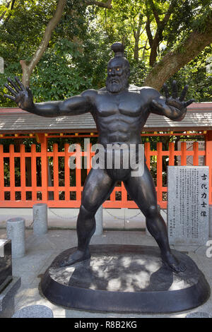 Fukuoka, Giappone - 20 Ottobre 2018: Statua di un lottatore di sumo di tempi antichi presso il santuario Sumiyoshi motivi Foto Stock