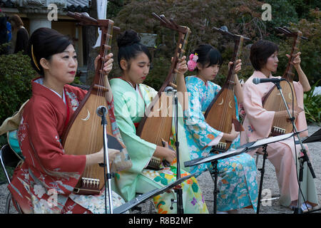 Fukuoka, Giappone - 20 Ottobre 2018: Ladies band in kimono giocando il biwa strumento musicale per il Hakata Tomyo guardando festival Foto Stock