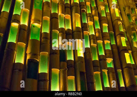 Fukuoka, Giappone - 20 Ottobre 2018: illuminato lampioncini colorati di bambù per la Hakata Tomyo guardando festival di notte Foto Stock