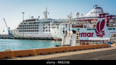 "Toremar' ferry boat e la nave da crociera nel porto di Livorno, Toscana, Italia Foto Stock