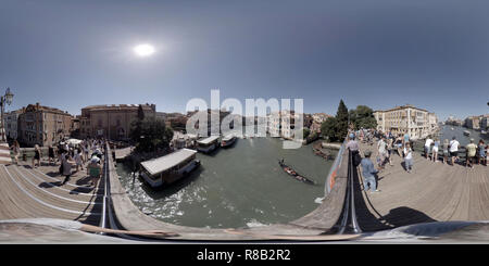 Visualizzazione panoramica a 360 gradi di Vista dal ponte dell'Accademia, Venezia Italia con le barche e le gondole che passano al di sotto, il Palazzo Cavalli Franchetti sul Canal Grande e la Basilica di Santa Mar