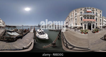 Visualizzazione panoramica a 360 gradi di Vista sul Grand Canal, Venezia Italia con acqua taxi boats passando, Basilica di Santa Maria della Salute. Essi stanno preparando una festa. 360 panor foto