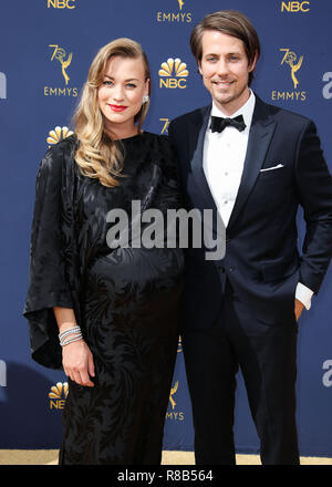 LOS ANGELES, CA, Stati Uniti d'America - 17 settembre: Yvonne Strahovski, Tim Loden al settantesimo annuale di Primetime Emmy Awards tenutosi presso il Teatro di Microsoft in L.A. Vivere il 17 settembre 2018 a Los Angeles, California, Stati Uniti. (Foto di Xavier COLLIN/Image Press Agency) Foto Stock