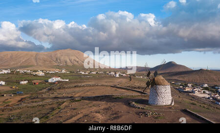 Vista aerea del mulino a vento , isole canarie Foto Stock