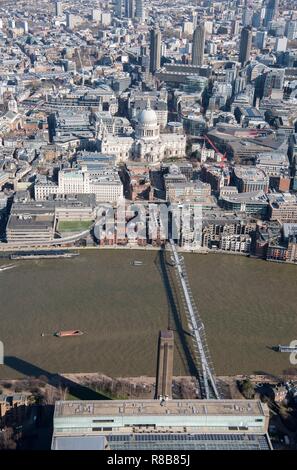 Millennium Bridge e la Cattedrale di St Paul, Londra, 2018. Creatore: Storico Inghilterra fotografo personale. Foto Stock