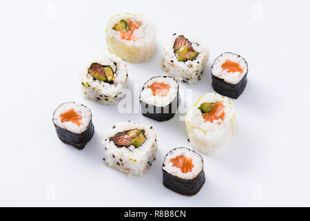 Rotoli di sushi pattern su sfondo bianco Foto Stock