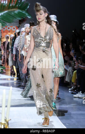 MANHATTAN, NEW YORK CITY, NY, Stati Uniti d'America - 10 settembre: modello Gigi Hadid, Jelena Noura Hadid passeggiate la pista per Anna Sui durante la settimana della moda di New York: La mostra - Settembre 2018 tenutasi a Gallery I a molla Studios il 10 settembre 2018 a Manhattan, New York New York, Stati Uniti. (Foto di Xavier COLLIN/Image Press Agency) Foto Stock