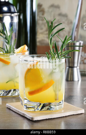 Refrigerate cocktail di vodka e tonico con aggiunta di succo d'arancia appena spremuto Foto Stock