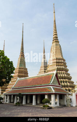 Padiglione della Medicina nel complesso di Wat Pho, Bangkok, Thailandia Foto Stock