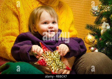 Ritratto di nonna felice abbracciando il suo nipote oltre i regali di Natale e decorate Anno nuovo albero, buon Natale concetto, famiglia felice, lifestyle indoor, studio shot Foto Stock