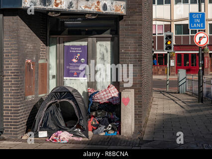 Tenda della persona senza dimora nella porta di chiuso Banca, centro di Stoke on Trent Foto Stock