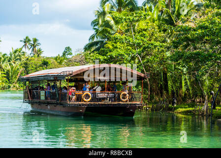 A BOHOL, Filippine - 23 febbraio 2018: vista del turista in barca sul fiume Loboc. Copia spazio per il testo Foto Stock
