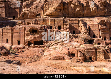 Felsgräber in der Landschaft Bei der historischen Ruinenstätte Petra, Jordanien, Asien | tombe nel paesaggio attorno all'antica città di Petra, Jor Foto Stock