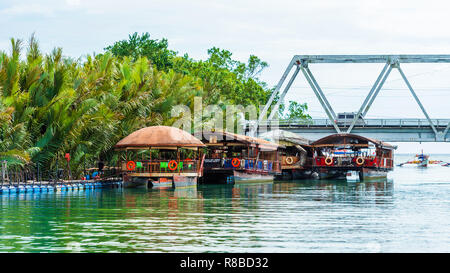 A BOHOL, Filippine - 23 febbraio 2018: Barche sulle rive del fiume Loboc. Copia spazio per il testo. Foto Stock