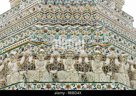 Dettaglio della porcellana e ceramica per la decorazione di Wat Arun prangs, Bangkok, Thailandia Foto Stock