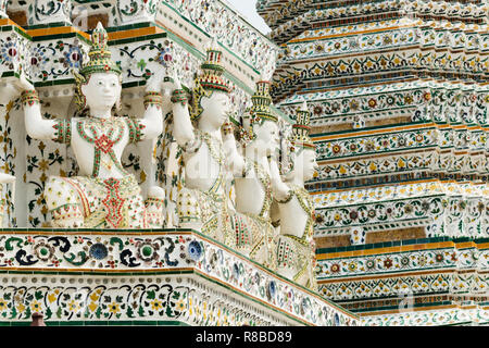 Dettaglio della porcellana e ceramica per la decorazione di Wat Arun prangs, Bangkok, Thailandia Foto Stock