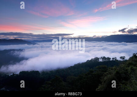 Una fitta coperta di nebbia scorre sulla Cordillera Central o Cordillera Mountain Range situato nella parte nord-centrale dell'isola di Luzon nelle Filippine. Foto Stock