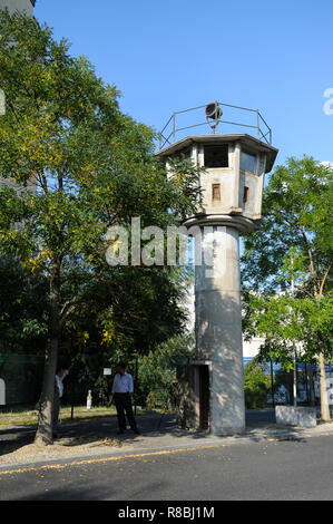 08.09.2014, Berlin, Germania - un ex RDT torre di avvistamento si erge in Erna-Berger-Strasse in Berlin-Mitte, non lontano da Potsdamer Platz e oggi serve come Foto Stock