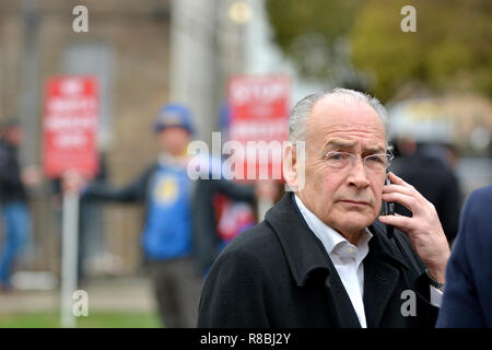 Alastair Stewart, ITN, reporter su College Green, Westminster che copre il voto di fiducia in Theresa Maggio la leadership del partito conservatore 12 Foto Stock