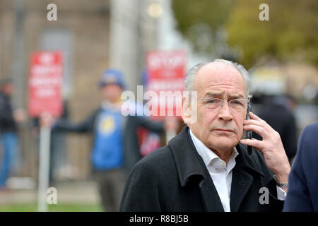 Alastair Stewart, ITN, reporter su College Green, Westminster che copre il voto di fiducia in Theresa Maggio la leadership del partito conservatore 12 Foto Stock