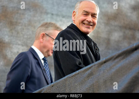 Alastair Stewart, ITN, reporter su College Green, Westminster che copre il voto di fiducia in Theresa Maggio la leadership del partito conservatore 12 Foto Stock