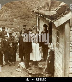 'Un Nordfjord sposa e lo sposo con gli ospiti e i genitori a casa porta, Brigsdal, Norvegia', C1905. Creatore: sconosciuto. Foto Stock