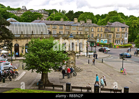 Buxton bagni termali si trovano nella Mezzaluna in centro città, visto dalle piste, sopra la mezzaluna. Foto Stock