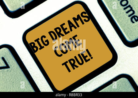 Segno di testo che mostra grandi sogni. Foto concettuale grandi desideri possono diventare realtà soggiorno motivato tasto tastiera intenzione di creare confusione per computer Foto Stock