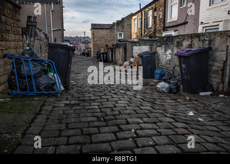 Scomparti di Wheelie e spazzatura in un vicolo in ex mulino città di Nelson, Lancashire Foto Stock