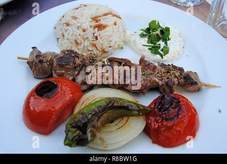 Piastra di shish kebab (kuzu shish) con riso, pomodori e pepe. Foto Stock