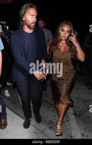 (FILE) Tamara Ecclestone l'allattamento al seno. File foto datata agosto 29, 2018 di Tamara Ecclestone e il marito Jay Rutland, che ha detto il suo quattro-anno-vecchio figlia è 'quasi fatto' con essere allattati al seno come lei si prepara ad iniziare la scuola. La figlia di ex Formula 1 boss Bernie Ecclestone ha detto anche lei è diventato emotivo durante la preparazione di sua figlia Sophia pronta per il suo prossimo grande vita passo. WEST HOLLYWOOD, Los Angeles, CA, Stati Uniti d'America - 29 agosto: Tamara Ecclestone e il marito Jay Rutland visto su agosto 29, 2018 in West Hollywood, Los Angeles, California, Stati Uniti. (Foto di Image Press Agency) Foto Stock