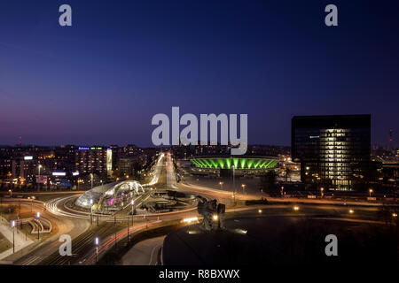 Metropoli di Slesia Katowice in Polonia durante la notte con spodek @ ore blu e azzurro del cielo; bella vista dal tetto dell'Hotel Katowice Foto Stock