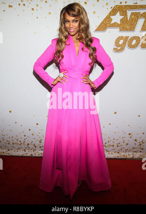 HOLLYWOOD, Los Angeles, CA, Stati Uniti d'America - 28 agosto: modello Tyra Banks indossando un abito Stello, Miu Miu scarpe e gioielli da Ivan Bitton Casa di stile, Sambac da Ivan Bitton e gioielli JBugJules arriva al "America's Got Talent' stagione 13 Live Show Red Carpet tenutosi presso il Teatro Dolby il 28 agosto 2018 a Hollywood e Los Angeles, California, Stati Uniti. (Foto di Image Press Agency) Foto Stock