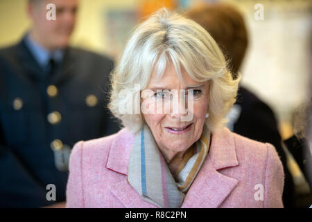 La duchessa di Cornovaglia durante una visita al Campus Lackham del Wiltshire College e università nel centro Lacock per lanciare il suo nuovo £ 9 milioni di agri-tech sviluppo. Foto Stock