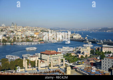 Istanbul, Turchia - 4 novembre 2015. Vista sul Golden Horn in Istanbul, con gli edifici residenziali e commerciali. Foto Stock