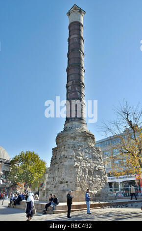 Istanbul, Turchia - 4 novembre 2015. Colonna di Costantino (Cemberlitas monumento) a Istanbul, con persone. Foto Stock