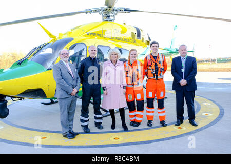 La duchessa di Cornovaglia incontra il personale di emergenza e membri di equipaggio come ella apre Wiltshire Air Ambulance è di nuovo airbase in Outmarsh, Semington. Foto Stock