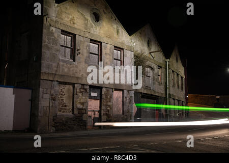 Percorsi di luce al di fuori dell edificio abbandonato in Milford Haven West Wales Gran Bretagna Foto Stock