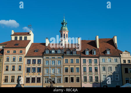 La bella architettura e i tetti di edifici che fiancheggiano la piazza della città vecchia a Varsavia, Polonia, Foto Stock