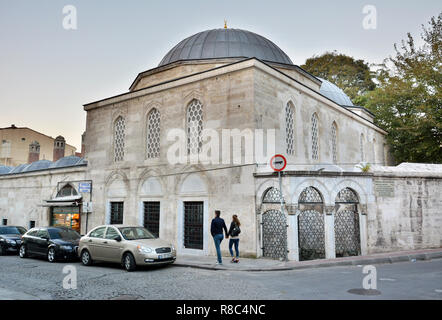 Istanbul, Turchia - 4 novembre 2015. Vista esterna del Ekmekcizade Ahmetpasa Medrese a Istanbul, con le persone e le automobili. Foto Stock