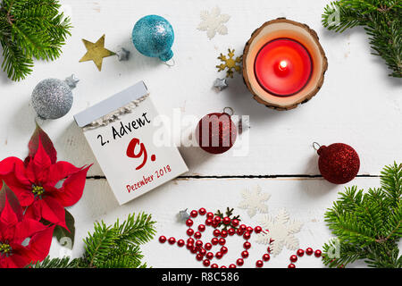 A strappo con calendario Domenica 9 dicembre 2018 (in tedesco) sulla parte superiore su una superficie in legno Foto Stock