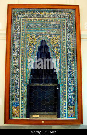 Istanbul, Turchia - 22 Novembre, 2014. Mihrab da Ibrahim Bey Imaret in Karaman, costruito nel 1432. In esposizione presso il padiglione in piastrelle di Istanbul un Foto Stock