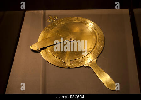 Golden o cooper antico strumento. Refilato bussola. Astrolabe realizzati nel tempo di Columbus. Marinai ispanica strumento per la navigazione. Esposizione museale Foto Stock