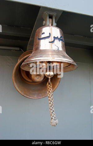 Canakkale, Turchia - Luglio 20, 2013. Campana, che è la sola parte reale della effettiva Nusrat sommergibile posamine, attualmente visualizzato su una replica della nave. Nusrat miniera Foto Stock