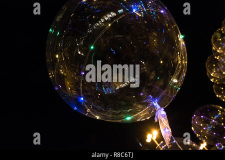 Sfondo di LED palloncino trasparente con multi-colore ghirlande luminose di  notte. N. persone Foto stock - Alamy