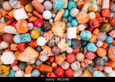 Bellissimo sfondo colorato e articoli di gioielleria Perle di molte forme e materiali. Foto Stock