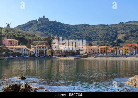 Francia, Pirenei orientali, Cote Vermeille, Collioure, oilmill e Saint Elme fortezza // Francia, Pyrénées-Orientales (66), Collioure, Moulin à huile Foto Stock