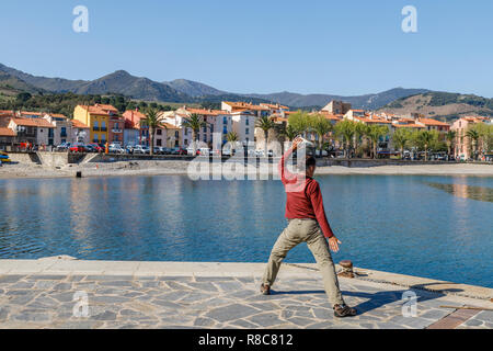 Francia, Pirenei orientali, Cote Vermeille, Collioure, uomo facendo tai-chi-chuan sulle banchine // Francia, Pyrénées-Orientales (66), Côte Vermeille, Colliour Foto Stock