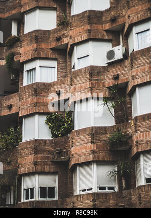 Balconi bianchi su edificio di mattoni rossi a Barcellona Spagna Foto Stock