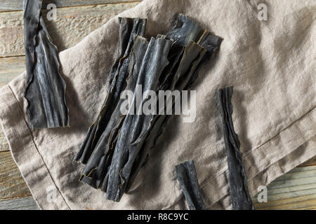 Organico essiccato giapponese alghe kombu pronto a cucinare con Foto Stock